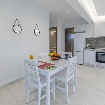 아파트 Diorisa House